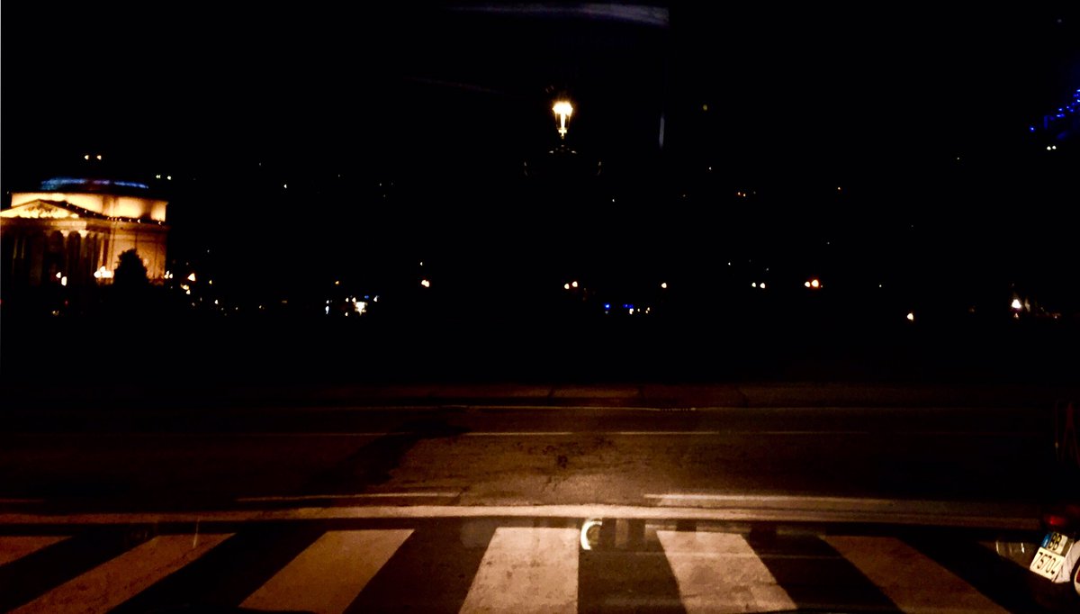antojackie's tweet photo. quello che ti impedisce di addormentarti...
è un mucchio di inestinguibili rimpianti
#hofinitodidirecosesensate
#NotturniDiCittà #questanotte #Torino https://t.co/hzQIUKsde5