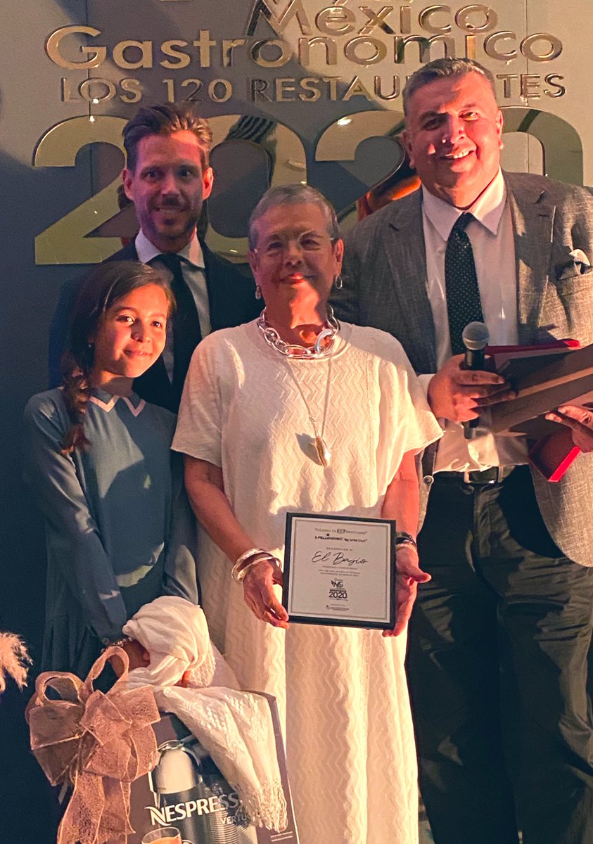 El momento emotivo de la noche: el premio a la trayectoria de un restaurantero, recibido por Carmen “Titita” Ramírez Degollado, de <a href="/Rest_ElBajio/">Restaurante El Bajío</a> #los120mx