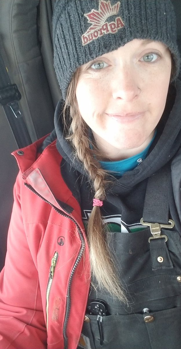 SarahLeguee's tweet image. These cold days kinda suck but you can get a lot done (if nothing breaks lol). Opened up our 1st &amp;amp; only 500' bag yesterday to load trucks for today. Dad and I cleaned it up by 8pm! Amazing what 2 super b's &amp;amp; a tandem trailer can do when there's no lineup! #coldAF #farmlife