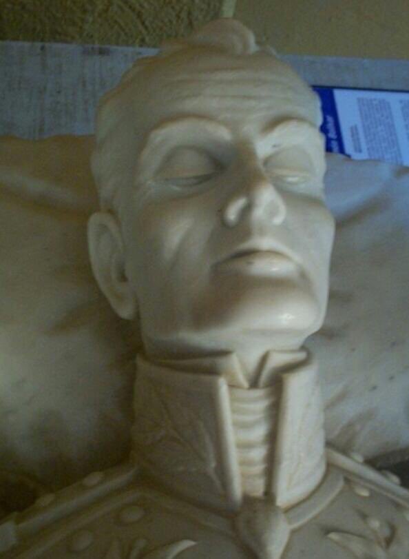 Juancamcfly's tweet photo. Así lucia realmente nuestro Libertador al momento de su muerte, (mascarilla mortuoria hecha en yeso por su médico, sirve de base para esta escultura de mármol ) @colombia_hist @andosc1 @HistoriaBolivia @HistoryLA https://t.co/uzmXEjSpsD