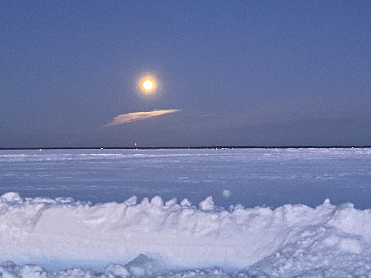 #RaynaSunset and Moonrise (same time) on a frozen Red Lake. <a href="/NickersUniverse/">Nick Lindberg</a>