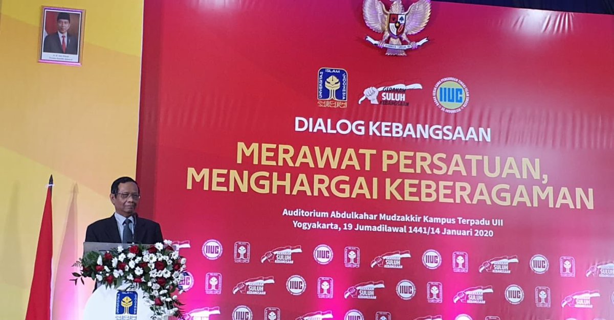 Jika Gus Mus (sesepuh NU) satu forum dialog dgn Abdul Mu'ti (Sekjen PP Muhammadiyah) suasana selalu riuh penuh tawa, keduanya piawai menghumorkan hal serius ttg kebangsaan. Pagi ini kami berkumpul ditemani Gubernur DIY Sultan HB X dlm Dialog Kebangsaan di Kampus UII Yogyakarta.