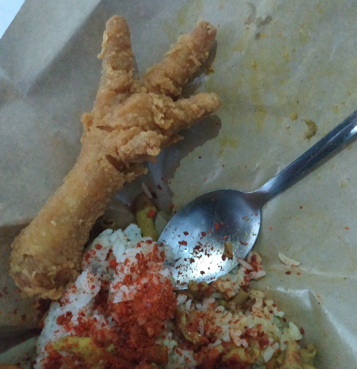 ((Tlpon))

'mas, mama lagi diluar, kamu mau lauk apa?'
'Apa aja deh mah'
'Nasi rames sama ayam?'
'Iya boleh'
'Ayamnya apa?'
'Dada kiri'

10 menit

'Dadanya abis'
'Yaudah paha'
'Paha lagi digoreng, nunggu lama males'
'Apan aja deh mah'
'Yaudah'

Taraaaaaaaaa:
Lope yu mah 😐