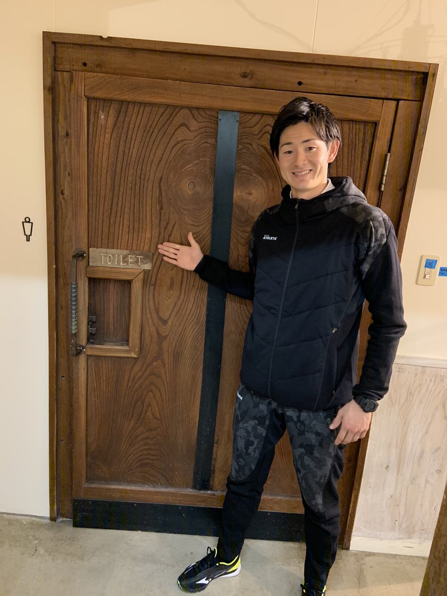 kazu535012's tweet photo. 新しい事務所に行ったけど、すごく凄く綺麗で新しくなってました！！
坂田 良太さんもお手伝いしてました〜！！
てか、トイレの扉デカすぎやろ！！笑 https://t.co/omIo89htYm
