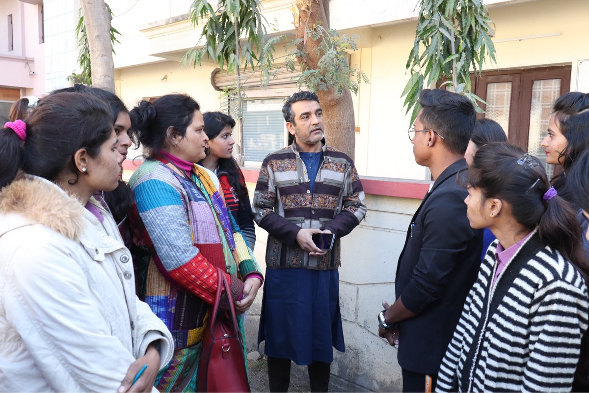 SAGE_INDORE's tweet image. #InstituteOfDesign students visited the Black Onex Design Studio in Indore &amp;amp; interacted with NIFTians Mr. Rajesh &amp;amp; Jyoyi Parmar, who gave students insight into embroidery, packaging and finishing.
.
.
.
#SAGEIndore #SAGEUniversity #SAGEUniversityIndore #SUI #TheSAGE #SAGEGroup