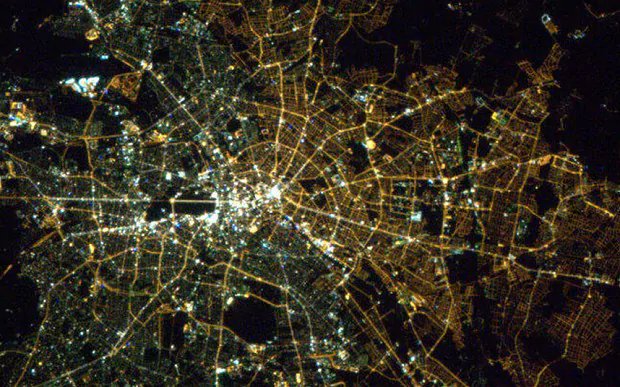 abGercekler's tweet photo. Eski Doğu/Batı Berlin sınırı günümüzde bile uzaydan görülebiliyor. Nedeni kulkandıkları farklı ampüller;

#berlin #almanya
#bilgi #azbilinengerçekler
#günaydın #iyigeceler #pazartesi #salı #çarşamba #perşembe #cuma #cumartesi #pazar #hayırlıcumalar #özürdilerim #dünyabekarlargünü https://t.co/DHx39vwqZ5