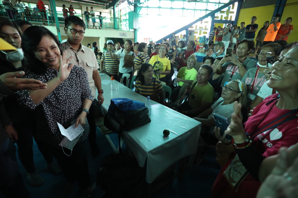 lenirobredo's tweet photo. [A] Next stop for VP Leni was San Jose, Batangas, where her office and its #AngatBuhay partners also brought relief assistance for evacuees. https://t.co/lWecnhYsaL