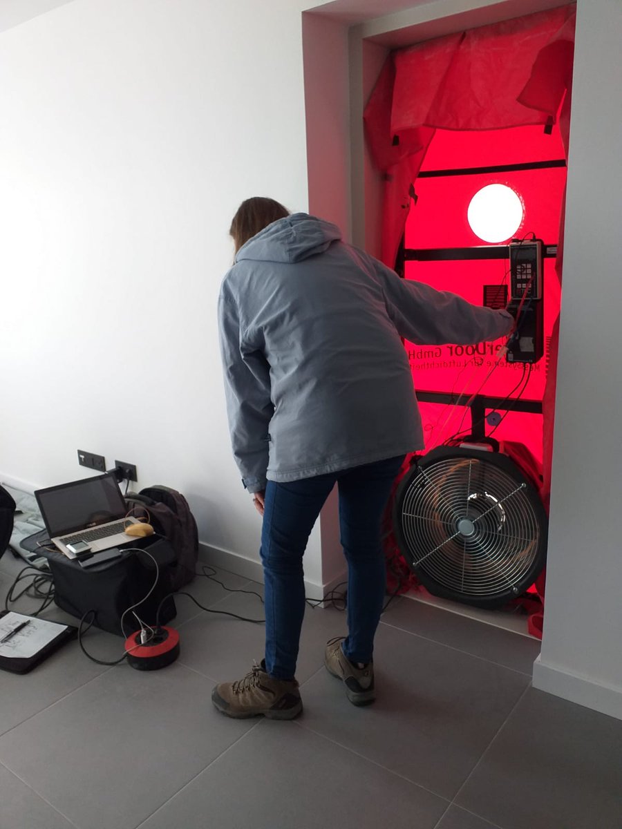 Empezamos la semana con una gran noticia: certificamos dos viviendas #Passivhaus en Moralzarzal con unos resultados en la prueba final #blowerdoor de 0,48 y 0,59 ren/h
#grantrabajodeequipo #Paee #construccion #calidad