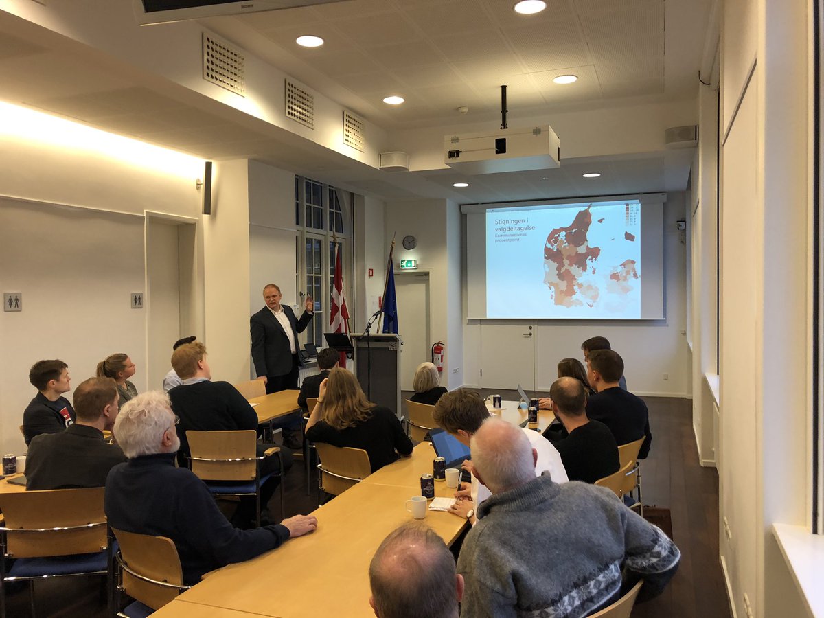 Europarl_DK's tweet photo. Prof. @KasperMHansen præsenterer sin EP-valgundersøgelse: “Valgdeltagelsen er steget i alle aldersgrupper ved EP-valget i 2019, men er især blevet løftet for de alleryngste vælgere. 60.000 flere unge førstegangsvælgere denne gang end i 2014.” #eudk #ep19dk https://t.co/HAIQas43Dj
