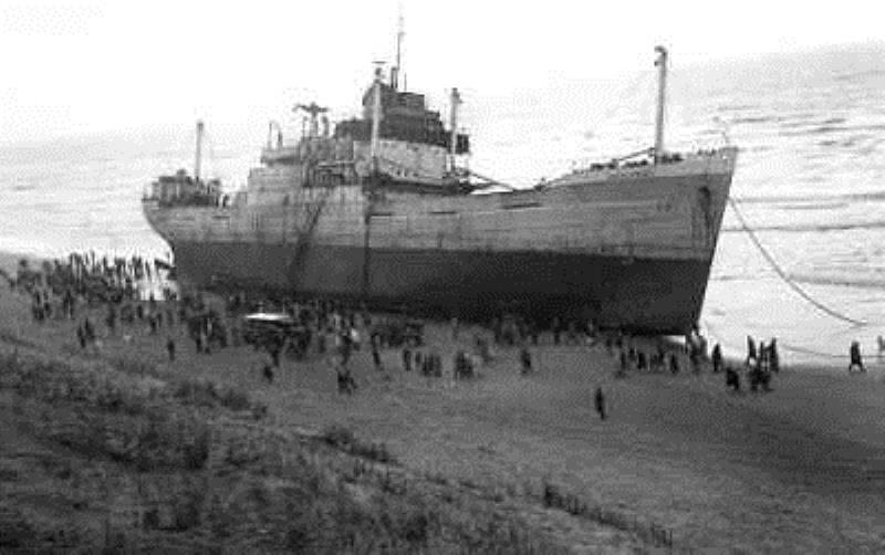KVSABV's tweet photo. Historische anekdote over de Santa Kyriaki, die in 1965 gestrand is aan de kust bij IJmuiden: https://t.co/HmFwiUpSev #schipbreuk #santekyriaki #1965 #kvsa #scheepsagenturen #waterklerk #uitdeoudedoos https://t.co/bUsVL7hIu6