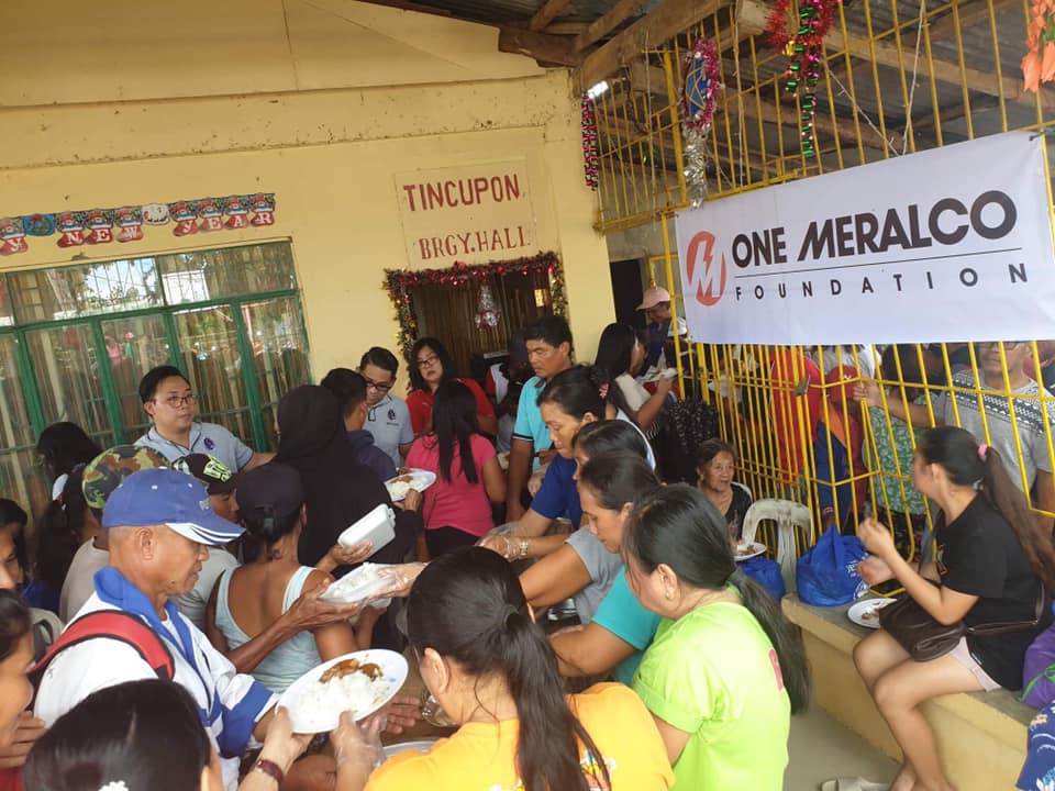 TV5NewsPH's tweet photo. Namigay ng tulong ang One Meralco Foundation at Alagang Kapatid Foundation sa mga pamilyang nasa Brgy. Tincupon, Panit-an, Capiz na apektado ng #TyphoonUrsula noong Enero 10.

📷: FB/One Meralco Foundation https://t.co/2z8rLIr4gL