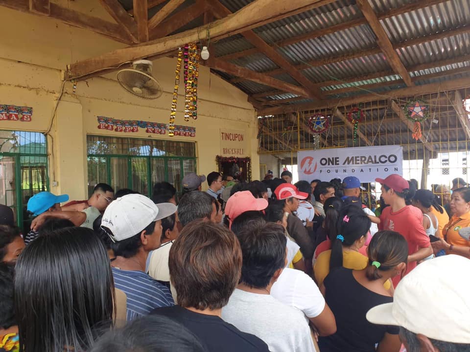 TV5NewsPH's tweet photo. Namigay ng tulong ang One Meralco Foundation at Alagang Kapatid Foundation sa mga pamilyang nasa Brgy. Tincupon, Panit-an, Capiz na apektado ng #TyphoonUrsula noong Enero 10.

📷: FB/One Meralco Foundation https://t.co/2z8rLIr4gL