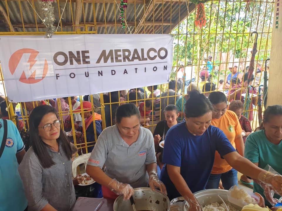 TV5NewsPH's tweet photo. Namigay ng tulong ang One Meralco Foundation at Alagang Kapatid Foundation sa mga pamilyang nasa Brgy. Tincupon, Panit-an, Capiz na apektado ng #TyphoonUrsula noong Enero 10.

📷: FB/One Meralco Foundation https://t.co/2z8rLIr4gL