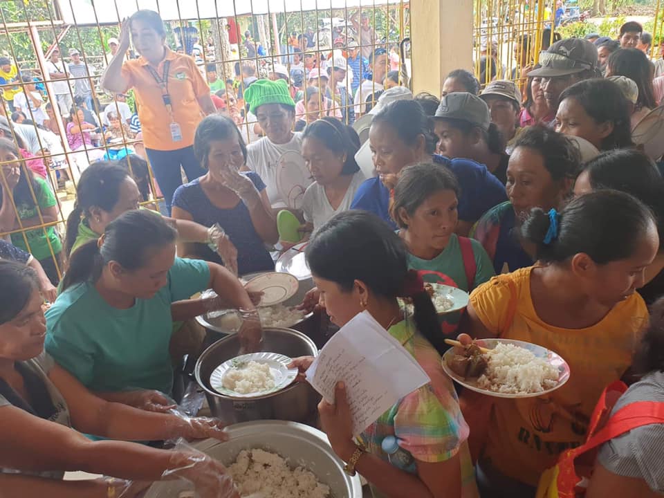 TV5NewsPH's tweet photo. Namigay ng tulong ang One Meralco Foundation at Alagang Kapatid Foundation sa mga pamilyang nasa Brgy. Tincupon, Panit-an, Capiz na apektado ng #TyphoonUrsula noong Enero 10.

📷: FB/One Meralco Foundation https://t.co/2z8rLIr4gL