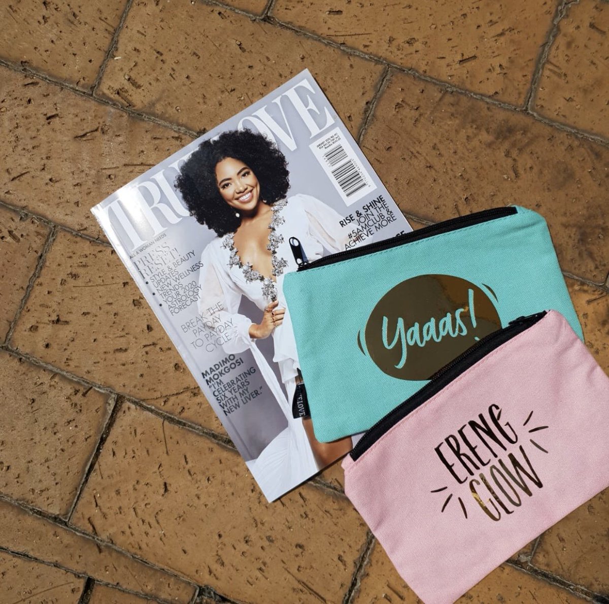 TrueLoveMag_SA's tweet photo. It’s the last week to grab the TRUE LOVE January issue featuring talented actress @AmandaDupont 🙌🏾
Bonus? It comes with one of these cool make-up bags. 💅💄In stores NOW! https://t.co/fDHPlqW159