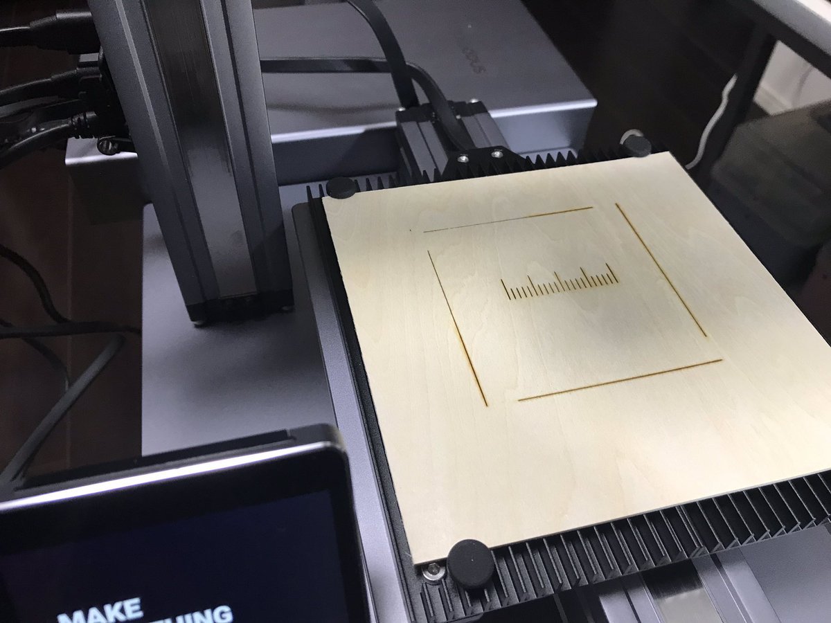 cobac's tweet image. キャリブレーションだけでも焦げたニオイが充満。本番やるのは辛いな。煙だけじゃ反応しないはずだけど、部屋の火災報知器が反応してスプリンクラーが動作したらえらいことになりそう。

食パン買ってきてそれで試そうかな。その後は「美味しくいただきました」

#Snapmaker2
#レーザー彫刻