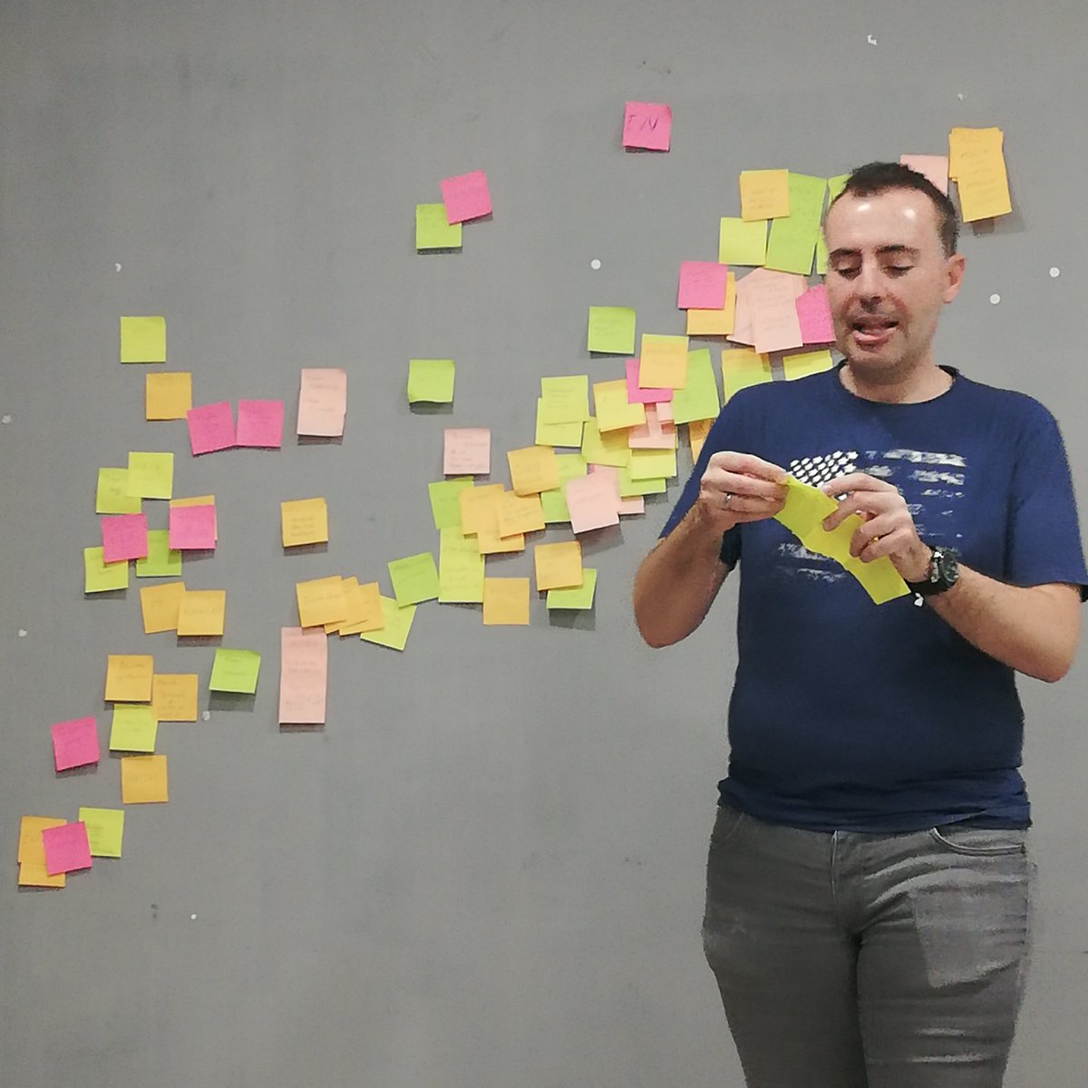 cimaps's tweet photo. "Un postit en el camino nos enseñó que nuestro destino era pensar y pensar. ¡Pensar y peeeeeensaaaaar!" Y así tenemos Magia para dar y tomar. Pero todos tenemos que dar para tomar. Gracias a @CarlosDeckMagia por ser nuestro sherpa al oasis del desierto gris. https://t.co/OEw6ooJ3r3