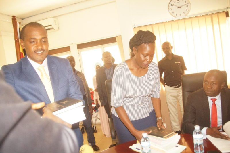 ChimpReports's tweet photo. Tumwebaze Hands Over to Nabakooba with Call for Protection of Innovators
#ChimpReportsNews #UgandaNews #Uganda #Featured @FrankTumwebazek #ICTHandOverUG @MoICT_Ug @JudithNabakoob1 @OgwangOgwang @NITAUganda1 @UCC_Official @ubctvuganda #ICT #Tuesday #News
https://t.co/FrmgNjTE8a https://t.co/1NjkpiMDan
