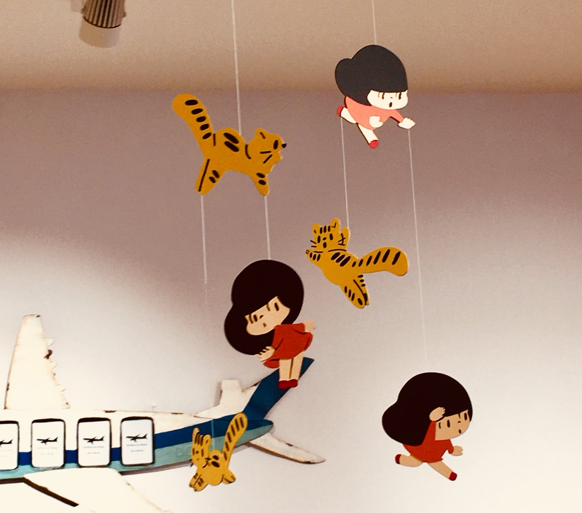 タイの人気漫画家で、日本では「タムくん」の愛称でも知られる