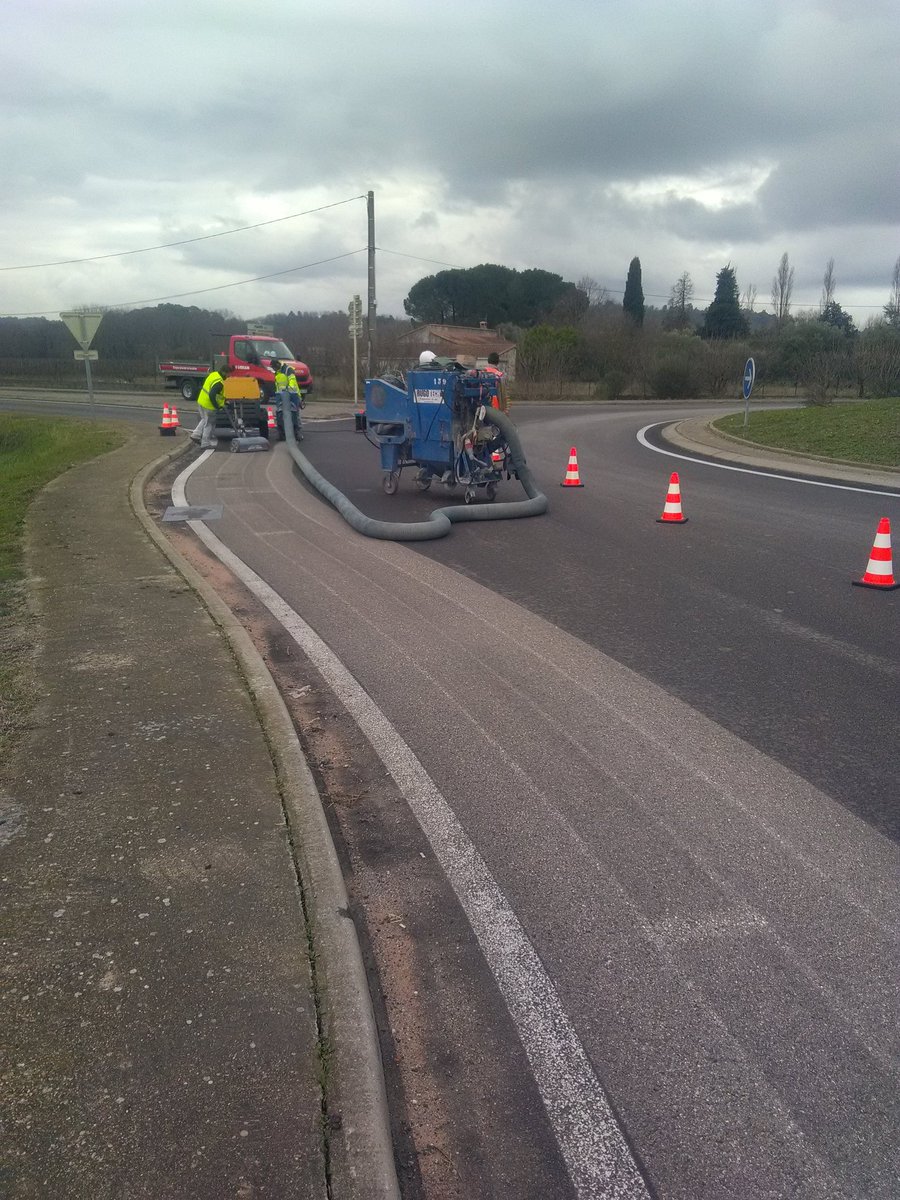 VersinoG's tweet photo. RD 982 x RD 24 Giratoire de #Lezan. Des travaux de grenaillage pour améliorer l'adhérence sont en cours. Soyez prudent et adaptez votre vitesse. https://t.co/06B3tVp31k