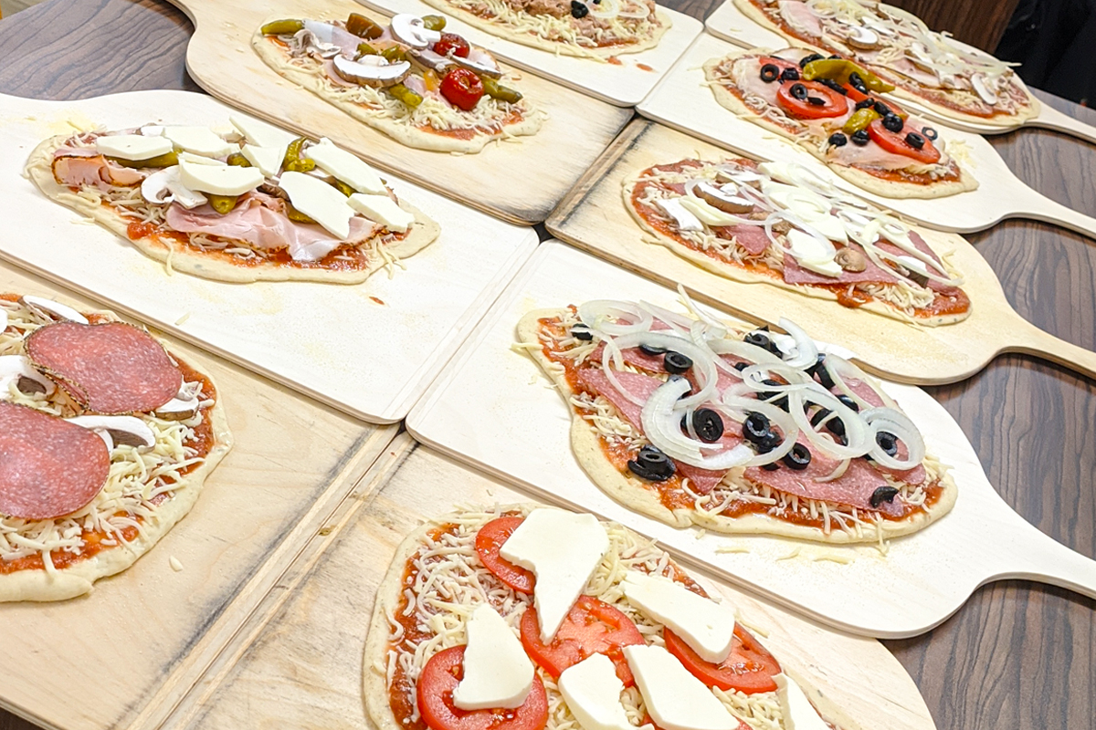Speed4Trade's tweet photo. 🍕 Eins unserer Softwareentwickler-Teams traf sich vor kurzem zum Pizzaabend im Firmenbistro. Nach getaner Arbeit ließen sich alle ihre knusprigen Kreationen schmecken. Ihr Geheimtipp: Pizzasteine für krosse Teigböden 😃 #TeamSpeed4Trade #selbstgemacht #pizzatime #team #teamabend https://t.co/DsI198DqdG