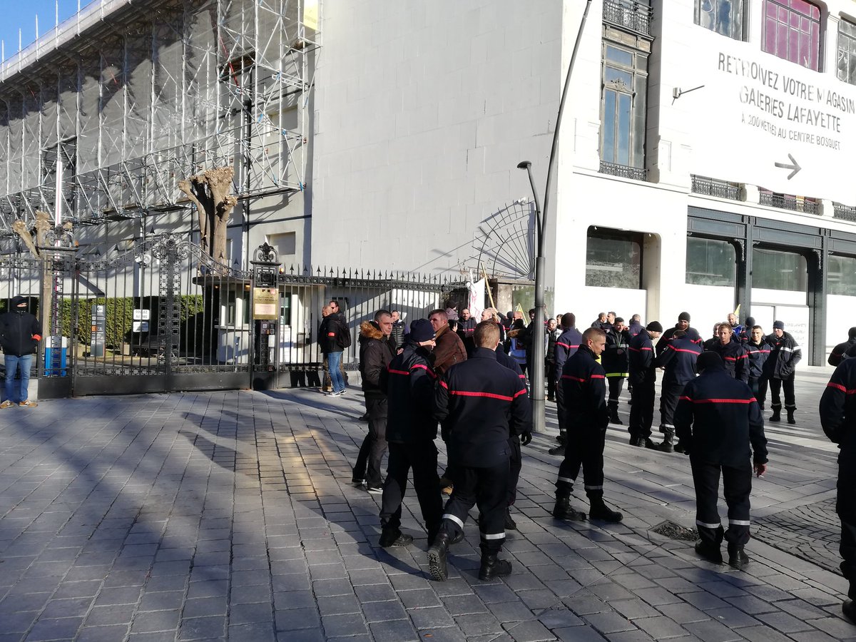 #Visiteprésidentielle à #Pau : les #pompiers en colère ont obtenu l'autorisation de manifester devant la préfecture. @SO_Pau