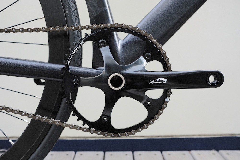 AFFINITY”KISSENA” 
クロモリ細フレームではなく、LEADER®︎の様な極太のエアロフレームが特徴です。
ノーマル完成車 ¥198,000+TAX

<a href="/brotures/">BROTURES</a>
 原宿
03-6804-3115
harajuku@brotures.com

↓ブログ↓
brotures.com/harajuku

#brotures #ピストバイク #自転車 #ブローチャーズ #東京 #渋谷 #原宿