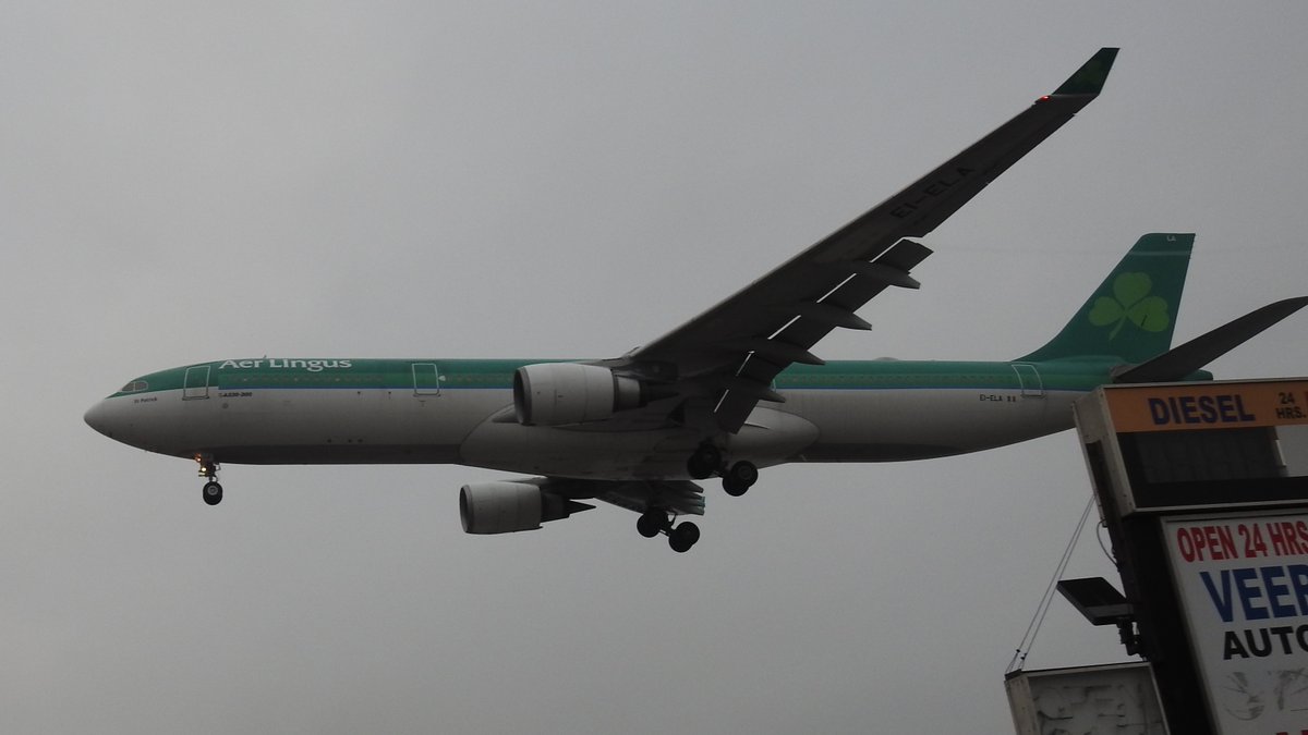 AviationBeavers's tweet photo. @TorontoPearson [Runway 23 Arrivals]

@AerLingus A330-300 from @DublinAirport 

@lufthansa 747-400 from @Airport_FRA 

#avgeek #planespotting #Queenoftheskies #yyz #Toronto #Shamrock #Lufthansa #Boeing #Airbus #Jetvibes https://t.co/r2BwNSRLJz