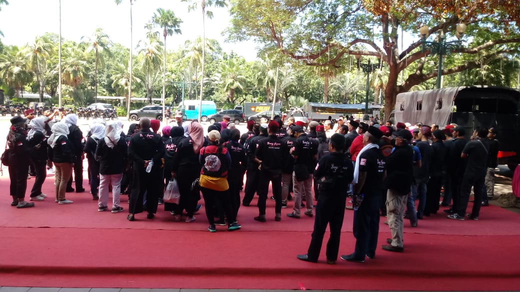 fahiraidris's tweet photo. Para Jawara #JagaDanKawalAnies di Balai Kota.. https://t.co/zHwYmydh2H
