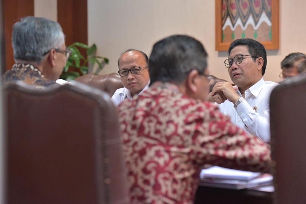 halimiskandarnu's tweet photo. Bisakah Dana Desa digulirkan tanpa bunga, biar warga terbantu ? 
Bisa Brooo,,,,,,,,!!!
Itu lagi kita diskusikan dg OJK (Otoritas Jasa Keuangan) bro,,,,!!! https://t.co/vPsGAuryLI