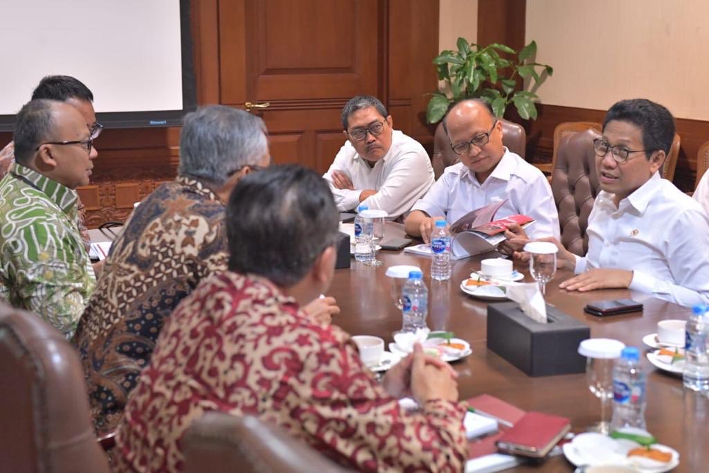 halimiskandarnu's tweet photo. Bisakah Dana Desa digulirkan tanpa bunga, biar warga terbantu ? 
Bisa Brooo,,,,,,,,!!!
Itu lagi kita diskusikan dg OJK (Otoritas Jasa Keuangan) bro,,,,!!! https://t.co/vPsGAuryLI