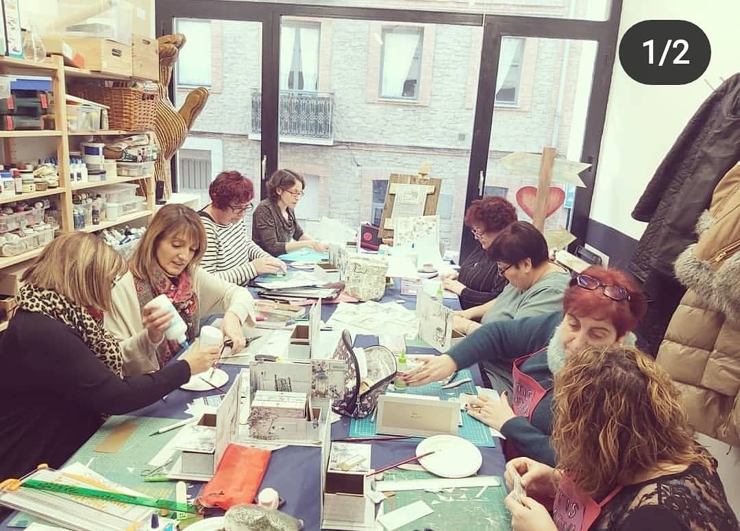 KreativaArtis's tweet photo. Egun on! Primer curso del año en Artis kreativa ,haciendo un proyecto chulisimo, gracias a todas por asistir, ha sido un placer. #ciaobella #craftersb2b #ladybloom #talleresenvitoria #scrapbooking #comerciolocal #manualidades https://t.co/yUbUaWaOPb