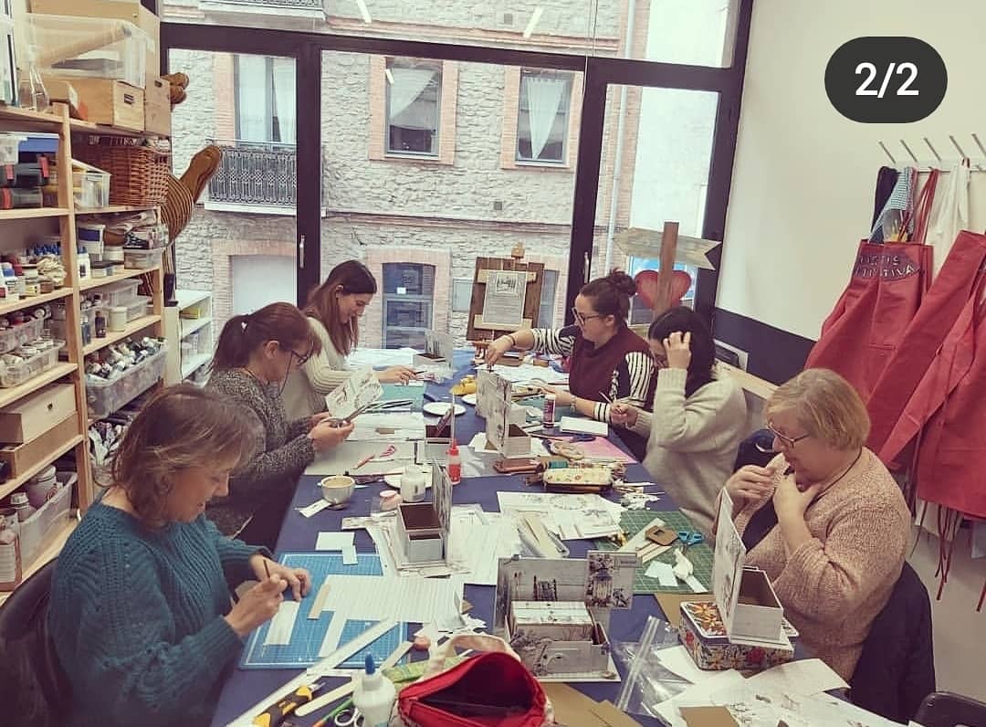 KreativaArtis's tweet photo. Egun on! Primer curso del año en Artis kreativa ,haciendo un proyecto chulisimo, gracias a todas por asistir, ha sido un placer. #ciaobella #craftersb2b #ladybloom #talleresenvitoria #scrapbooking #comerciolocal #manualidades https://t.co/yUbUaWaOPb