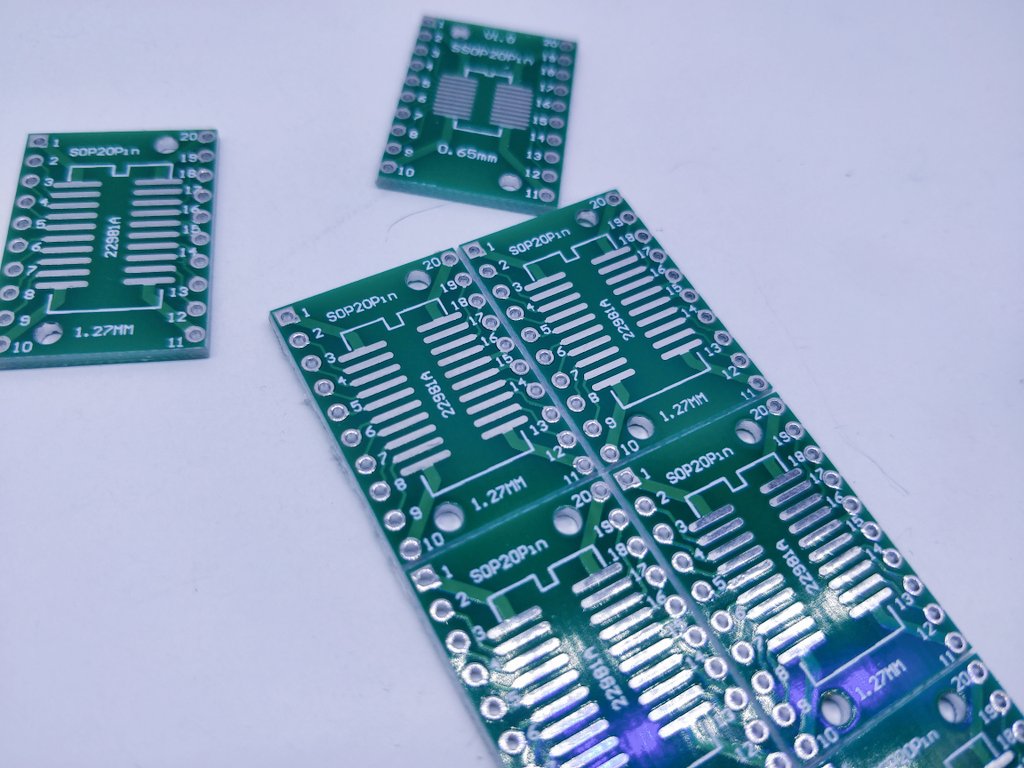 akirasan's tweet photo. Con estas breadboards SOP20 a DIP20 (con dos caras) me será más sencillo hacer pruebas con micros, como por ejemplo un #SAMD11, para futuras badges 😚😚😚 https://t.co/qFyohwJBrz