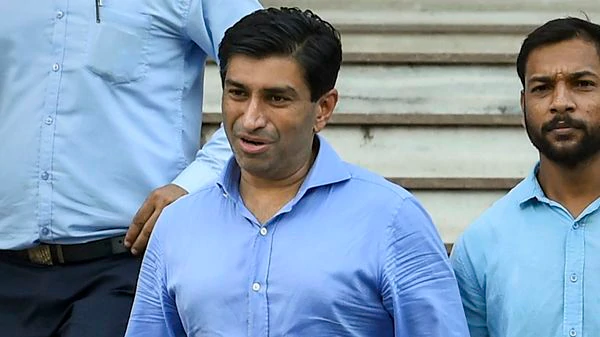 livemint's tweet photo. Delhi High Court dismisses ED plea to cancel Ratul Puri’s bail in #VVIPChopperCase
(report by @prathma_sharma)
https://t.co/rf3LurNkiH https://t.co/kEWNrwxGzS