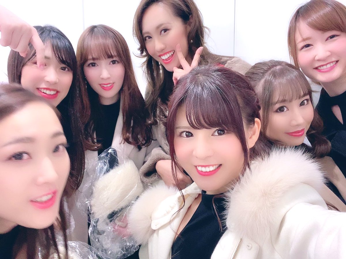 mayucha_uta's tweet photo. わちゃわちゃ
ヨコハマの12人の仲間達❤️🖤みんな優しくて可愛くて良い子ばかりで沢山助けられました…😌✨✨

4日間本当にありがとう✨

#東京オートサロン 
#TAS2020 
#オートサロン https://t.co/48p2DhOBtA