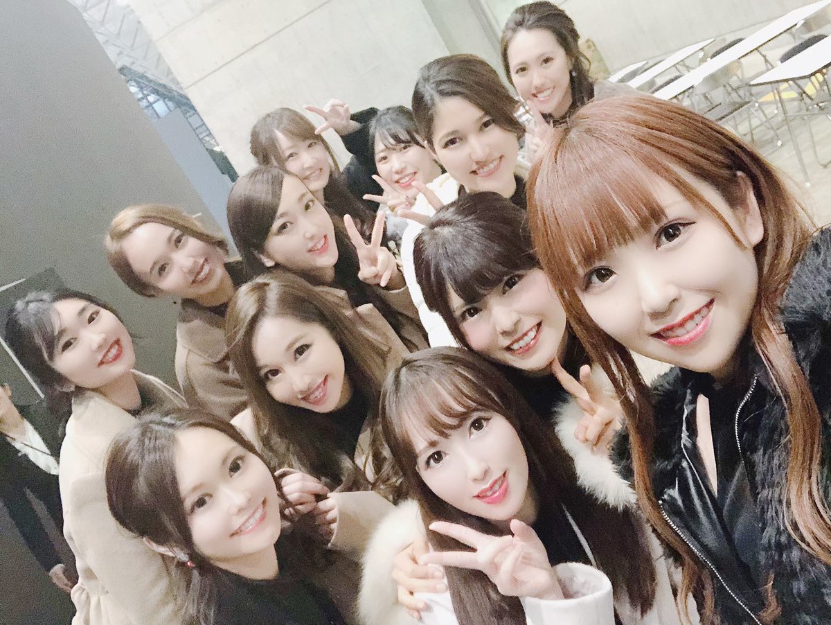 mayucha_uta's tweet photo. わちゃわちゃ
ヨコハマの12人の仲間達❤️🖤みんな優しくて可愛くて良い子ばかりで沢山助けられました…😌✨✨

4日間本当にありがとう✨

#東京オートサロン 
#TAS2020 
#オートサロン https://t.co/48p2DhOBtA