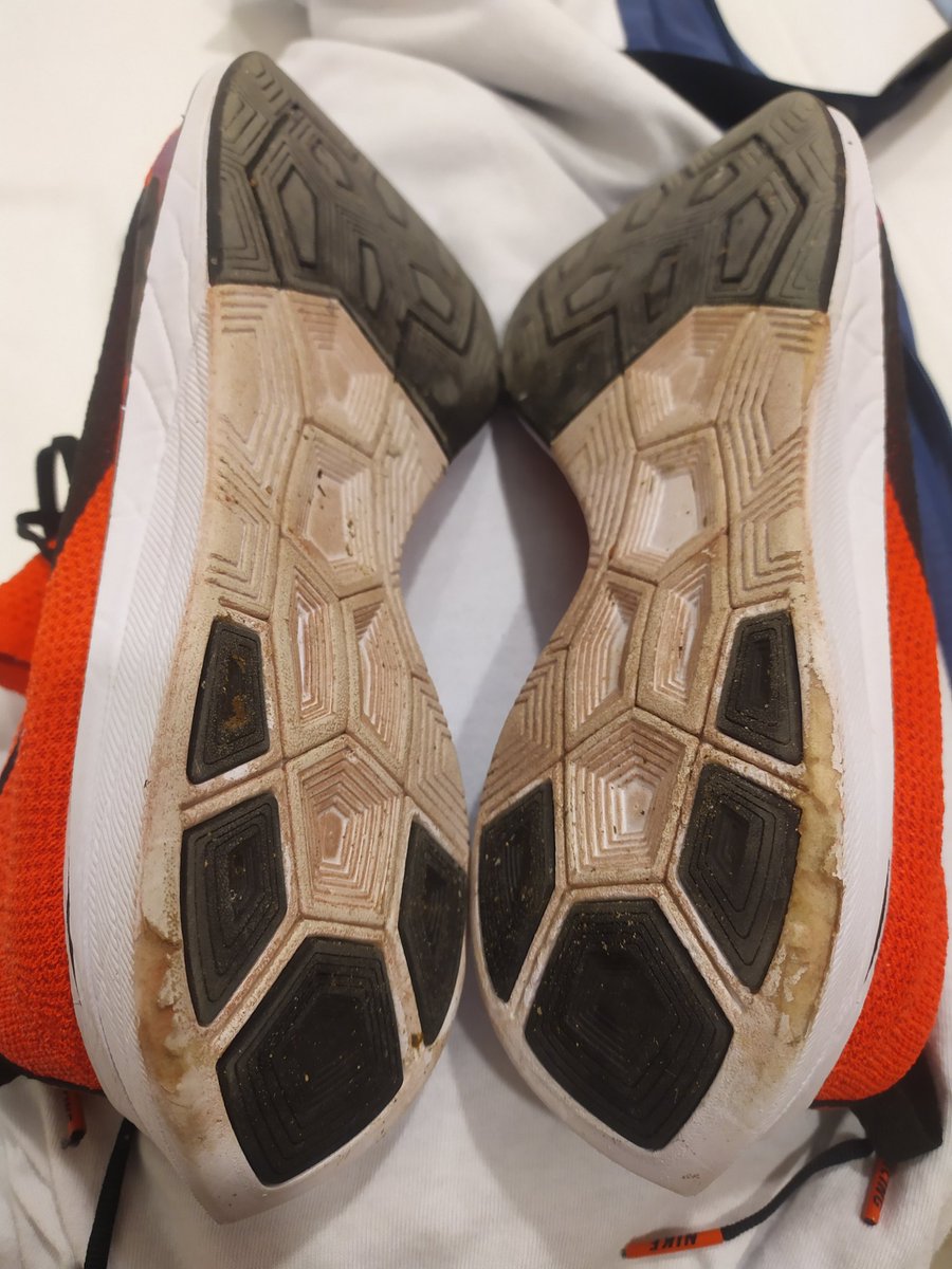 SergioClemente7's tweet photo. @NachoCaceres42 buenos días, busco información y no la encuentro. Es normal el desgaste tan prematuro de mis @Nike vaporfly 4% con 65km de rodaje?? Le ha pasado en las suyas? Me parece increíble este problema con el PVP que tienen. Muchas gracias y un saludo. https://t.co/TKoPO7WuPJ
