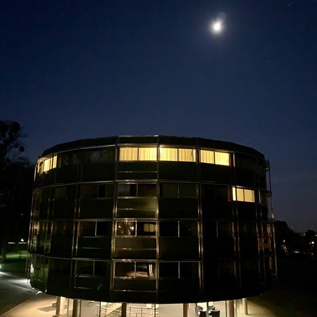 duuderino's tweet photo. good #morning #centre #loewenberg #moon #sbb ##muntelier #building #architecture #SAFe #SPC 4.6 #schweiz🇨🇭 #schweizbewegt @centreloewenberg 🤘 https://t.co/L7a3HLvRu9 https://t.co/u3bP00JD1J