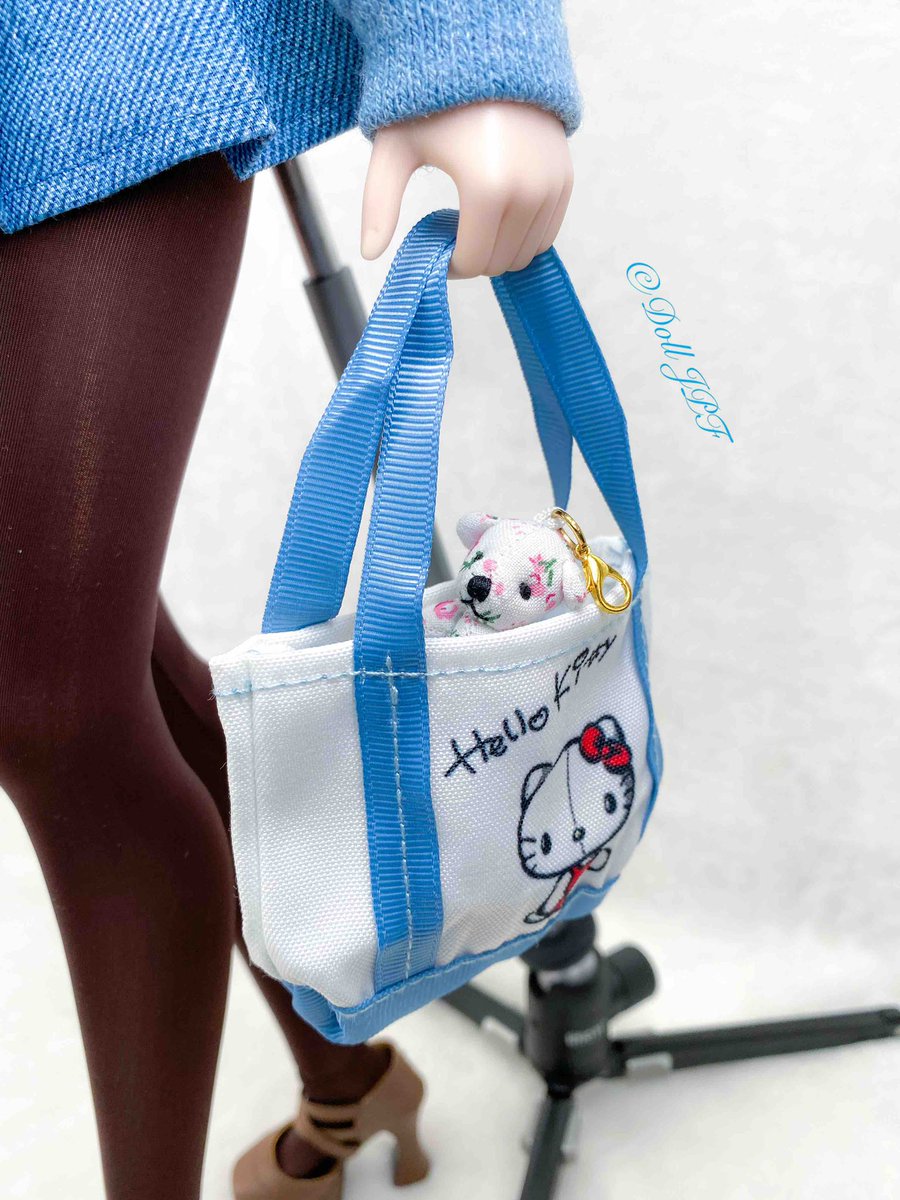 AndroidPDF's tweet photo. 玲ちゃん: 熊ちゃんとおつかい💕 (o^^o)  .

Rei-chan: Run some errands💕 (o^^o)  .

#hellokittybag #teddybear #blue 
#smartdoll #smartdollgourai #gourai #dolljpf #culturejapan #doll #fashiondoll #dollphotography #bjdphotography https://t.co/aymTsH7hQ5