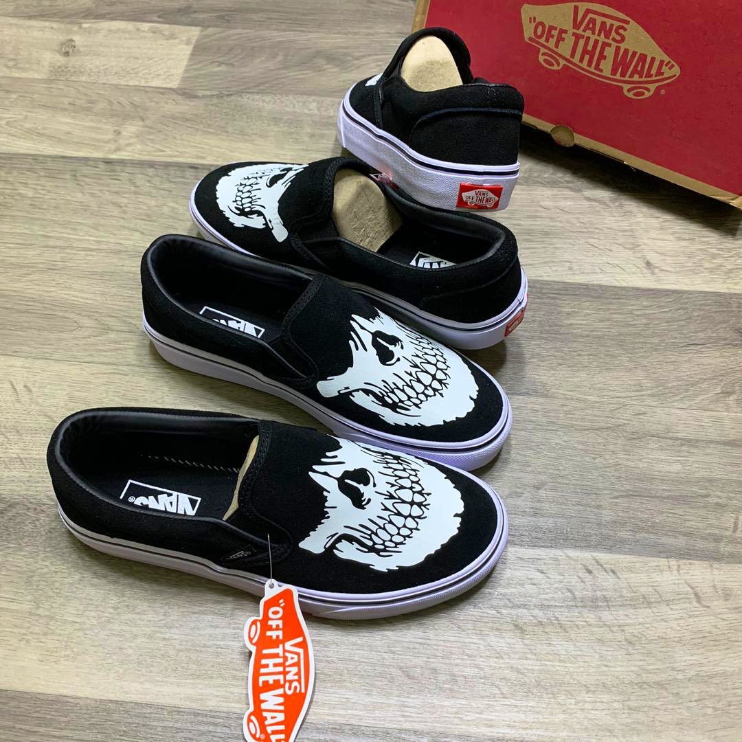 This new vans is Now available in store!!!Get these pairs delivered to you at your doorstep!!!Price: 22,000 naira Size: 40-44Pls send a Dm to order