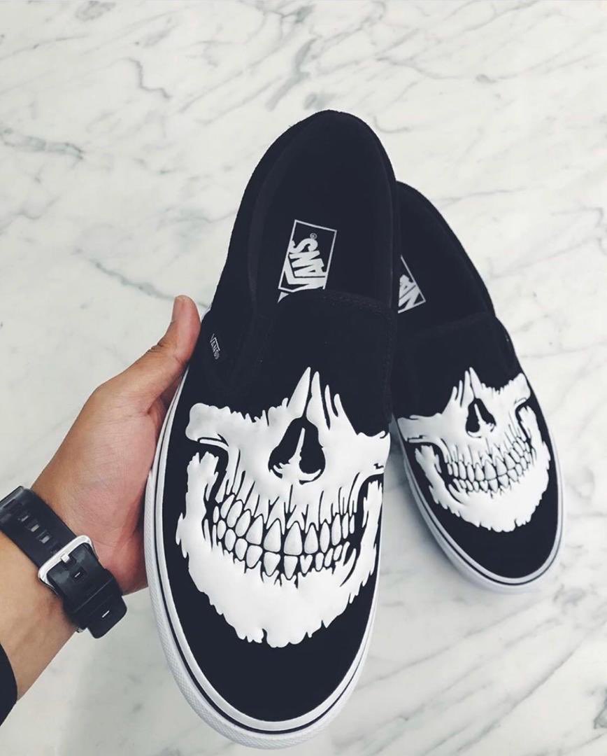 This new vans is Now available in store!!!Get these pairs delivered to you at your doorstep!!!Price: 22,000 naira Size: 40-44Pls send a Dm to order