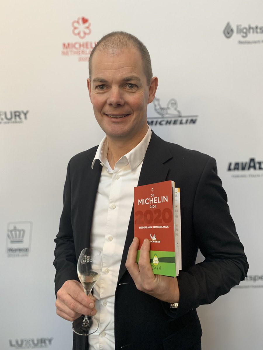 Gisteren waren we te gast bij het Michelingala in het DeLaMar Theater in Amsterdam.
Daar ontvingen we voor het tweede jaar onze vermelding in de Michelingids. Super blij mee!
.

#chefaandewerf #restaurant #hilversum #charlydewijs #chefsoninstagram #werf35 #michelin