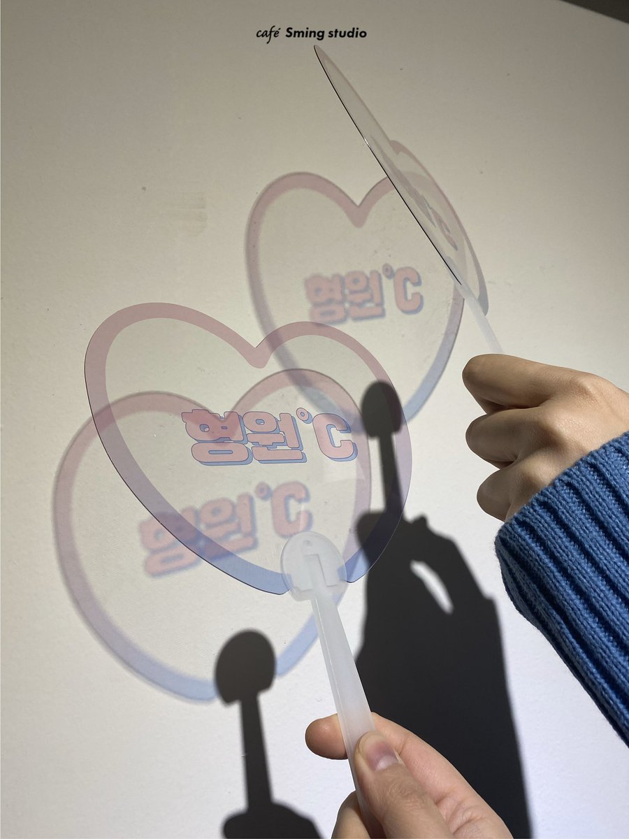 이번 전시회때 특전으로 나온 부채가 넘 영롱해요✨ 이렇게 빛이 쏟아지는 벽에 대고 있으면 인증샷 백만장ㅠㅠㅠㅠ 저희 직원들이 너무 예쁘다며 찰칵찰칵 찍었답니다. 형원❤️ #몬스타엑스 #형원 #채형원 #monstax #다정이_내린날