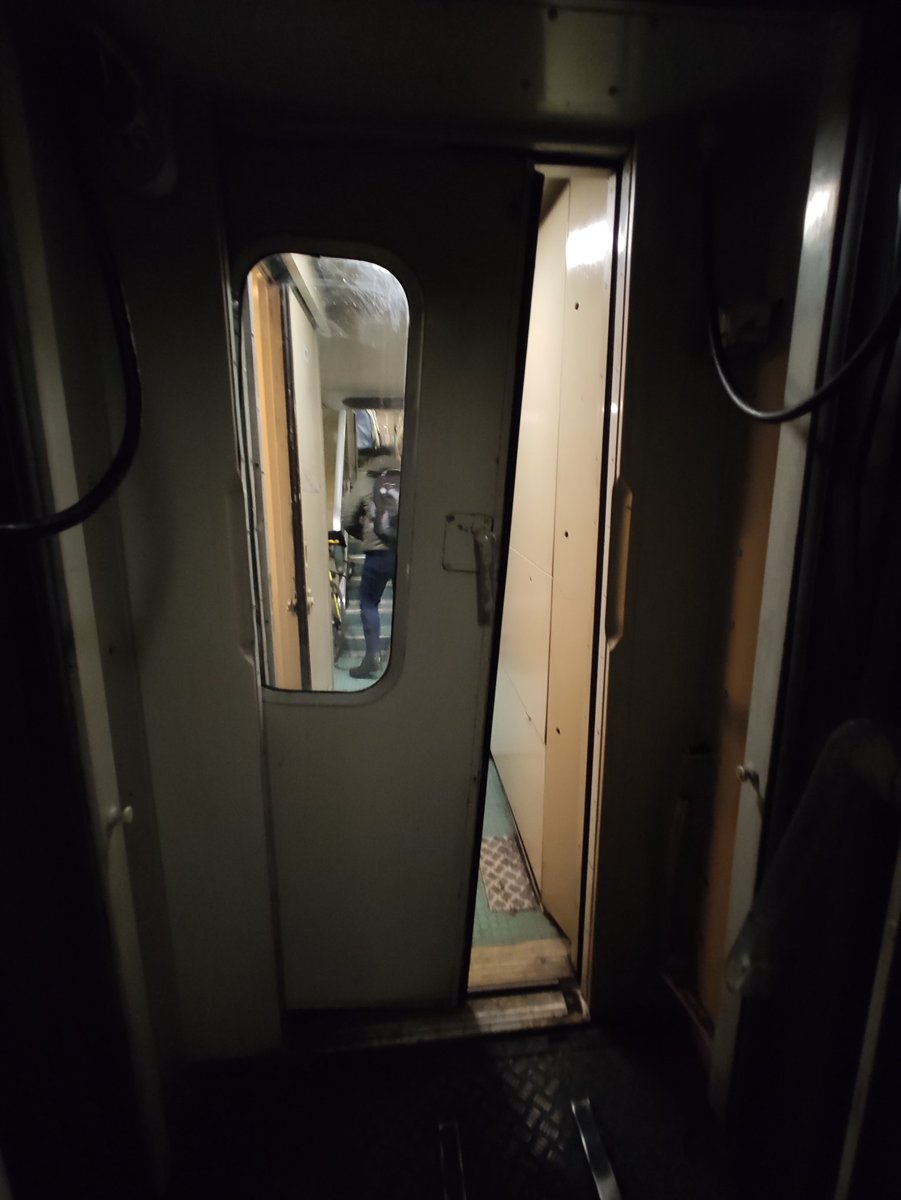 _topwolf_'s tweet photo. #trenord. Si comincia il viaggio con mezza carrozza caldissima e mezza freddissima. Dopo 2 stazioni freddo ovunque. Il #riscaldamento ci ha abbandonato. Colpa della troppa #manutenzione, come per la porta in foto. #startrekstyle. @cmterzi @Trenord_Press @FontanaPres @ValeCPBg https://t.co/1qtzstSuf5
