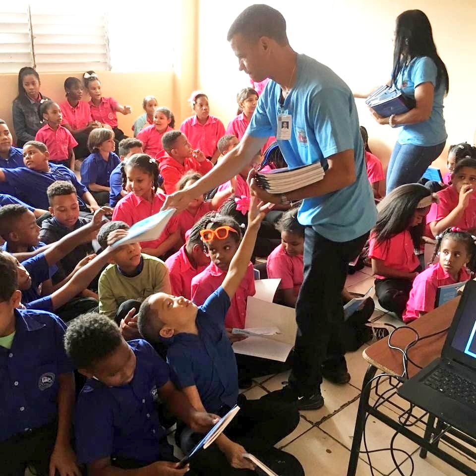 yeralAquino3's tweet photo. La @caasdrd a través de la @Direccionsocialcaasd y la División de Cultura impartió Su Programa Cultura del Agua este programa son impartidos en Escuelas y Colegios del gran Santo Domingo. #CaasdTrabaja #CaasdSoluciones #CaasdAvanza #DireccionSocialCaasdRD #RDCreSeYSeDemocratiza https://t.co/2a9J6P6Iyi