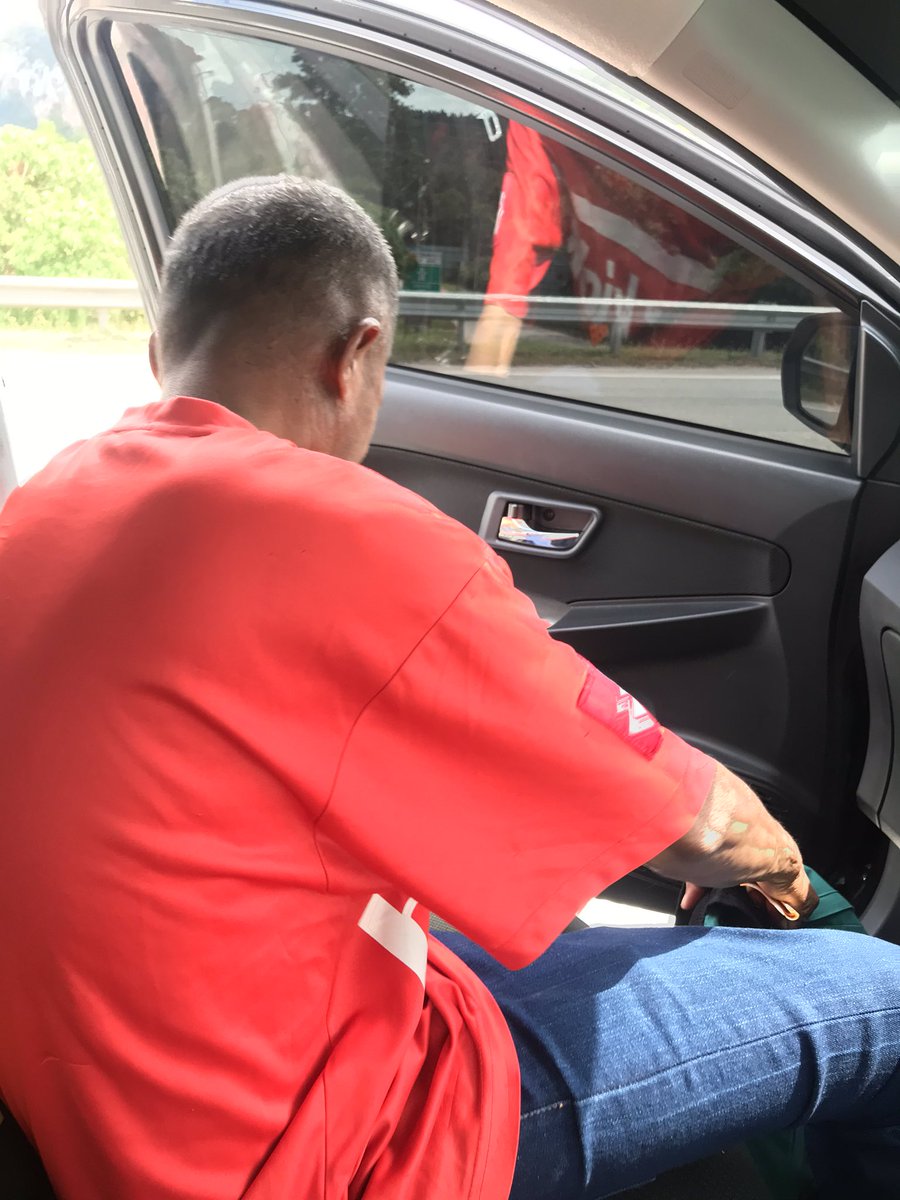 sakithatikeTu's tweet photo. Sesape yg jumpa pakcik nie,tolong tumpangkan dia.aku jumpe dia lps tol Bentong,jln kaki dr subang nk balik klantan,kata nya dtg kL nk kje cleaner,dh smpai kwn dia ckp xde keje,so sbb xde duit dia nk blk jln kaki😭😭 aku nk blikn tiket bas,dia ckp xnk sbb mabuk teruk kalo naik bas https://t.co/v6NzRPXOh0