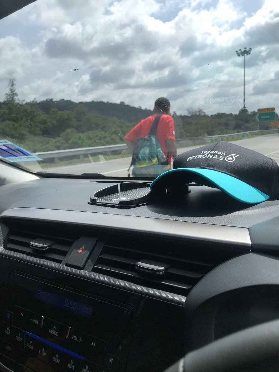 sakithatikeTu's tweet photo. Sesape yg jumpa pakcik nie,tolong tumpangkan dia.aku jumpe dia lps tol Bentong,jln kaki dr subang nk balik klantan,kata nya dtg kL nk kje cleaner,dh smpai kwn dia ckp xde keje,so sbb xde duit dia nk blk jln kaki😭😭 aku nk blikn tiket bas,dia ckp xnk sbb mabuk teruk kalo naik bas https://t.co/v6NzRPXOh0