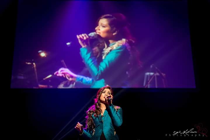 SonaSsg's tweet photo. Shinging Blue roped the elegancy! ♥
@shreyaghoshal cast the happiness with the ultimate concert Dairies in #UK2014.
#ThrowBackVibes #PureMagic https://t.co/yy8gkfN1UU