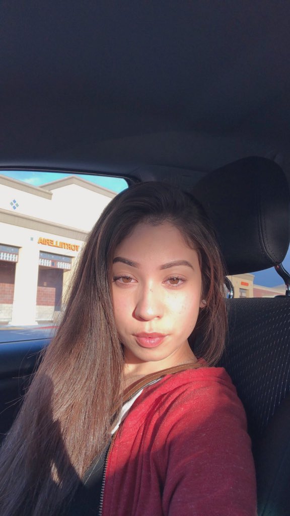 lexxx333_'s tweet photo. im annoyed bc of el super in the back ☠️ #thatsthecaption https://t.co/kKIYcIkP0v